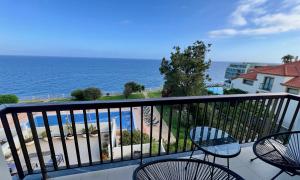 un balcone con sedie e vista sull'oceano di Ocean Horizon a Funchal Altre 33 foto