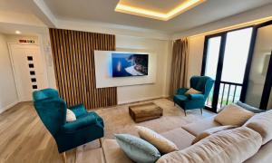 un soggiorno con un divano e due poltrone di Ocean Horizon a Funchal