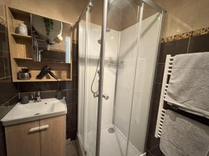 a bathroom with a shower and a sink at Septembre dernières dispo - Le Refuge Urbain - Comfy studio near Paris and Disneyland in Le Perreux-Sur-Marne +7 photos