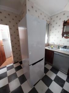 Kuchyň nebo kuchyňský kout v ubytování Habitación F Aire Acondicionado y balcón