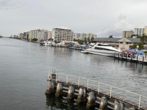 a boat is docked at a dock in a river at Maison à Pompano Beach près de la mer in Pompano Beach
