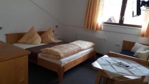 A bed or beds in a room at Gästehaus Braunegger