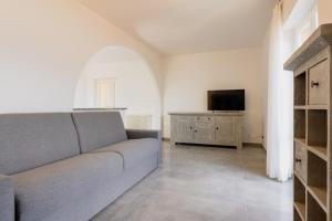 a living room with a couch and a tv at Casa Gigi in Vercana