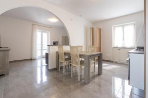 a kitchen and dining room with a table and chairs at Casa Gigi in Vercana