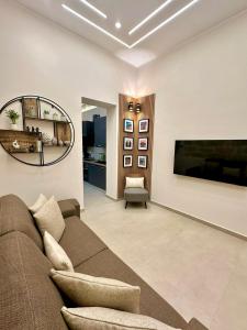 a living room with a couch and a tv at Zisa Suite 2 in Palermo
