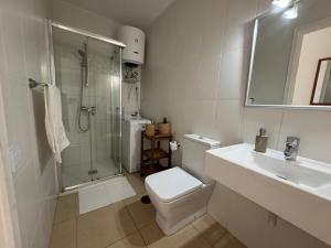 Un baño con inodoro, ducha y lavabo. en Apartment by the Sea at Goleta Beach, en Corralejo 4 fotos más