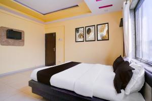 a bedroom with a large bed in a room at Hotel O Datta Nagar Formerly Baba Sai in Shirdi