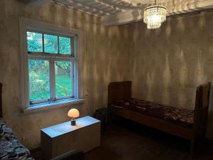 een slaapkamer met een bed en een raam bij Retreat House in Lauvas