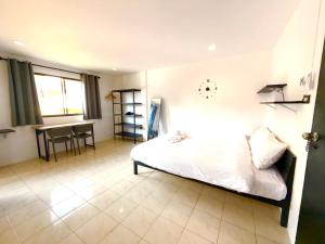 een slaapkamer met een bed en een tafel erin bij Patong Canal Villa 305 in Patong Beach
