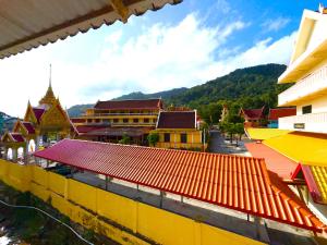 een uitzicht over een stad met gebouwen en bomen bij Patong Canal Villa 305 in Patong Beach