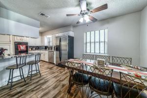 Η κουζίνα ή μικρή κουζίνα στο Private Pool, Entire House, In the Center of DFW