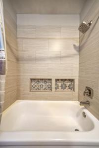 Ένα μπάνιο στο Private Pool, Entire House, In the Center of DFW