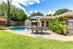 Πισίνα στο ή κοντά στο Private Pool, Entire House, In the Center of DFW