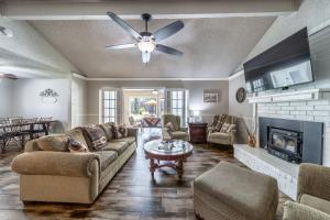 Χώρος καθιστικού στο Private Pool, Entire House, In the Center of DFW