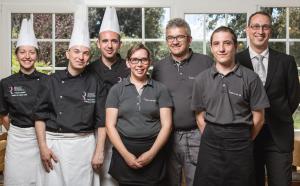 Majoituspaikan Auberge du Grand Chêne henkilökuntaa