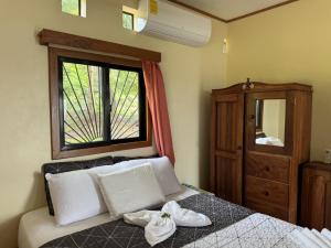 a bedroom with a bed with two towels on it at Finca Ometepe in Balgue