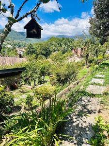 a view of a garden with a bird house at Giardino Toscano in Bagnone