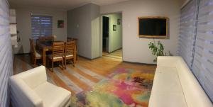 Una sala de estar con un sofá y un comedor. en Rent House 1745, en Osorno