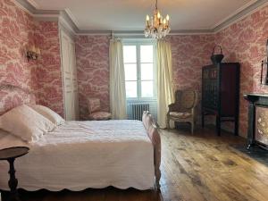 Ένα ή περισσότερα κρεβάτια σε δωμάτιο στο Château de Fontenaille