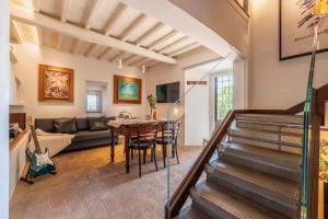 Posezení v ubytování Villa esclusiva nella torre del castello di Tignano tra lusso, storia e natura nel cuore del Chianti
