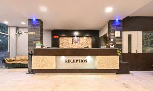 ein Empfangsbereich eines Hotels mit einer Rezeption in der Unterkunft Treebo Siddharth in Ajmer
