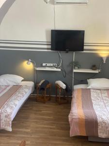 Rúm í herbergi á Feniks apartman +7 myndir