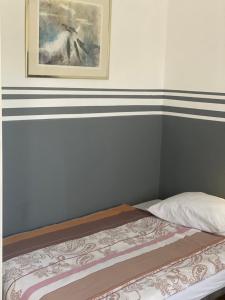 Rúm í herbergi á Feniks apartman