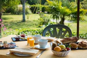 Options de petit-déjeuner proposées aux clients de l'établissement Auberge du Grand Chêne