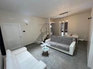 un soggiorno con un divano e un tavolo di La casetta della piazza a Carovigno