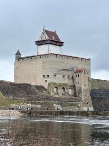 un grande castello con un faro in cima di Studio Apartment a Narva