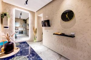 un salon avec une horloge au mur dans l'établissement Falco Boutique Home with Jacuzzi, à Naples