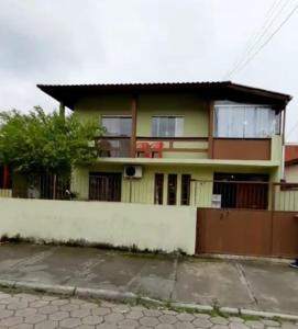 una casa con due sedie rosse davanti di Refúgio Souza a Florianópolis