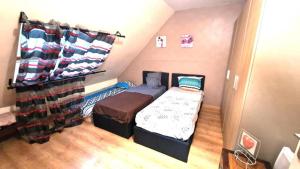 a small bedroom with a bed and a closet at Suite 2Chambres salle de bain privés toilettes Terrasse Parking 30 min de Paris in Corbeil-Essonnes +16 photos