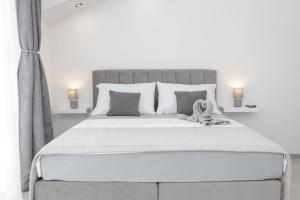 ein weißes Bett mit einem Teddybär drauf in der Unterkunft Studio Andrea in Dubrovnik