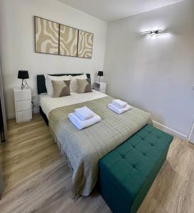 Ένα ή περισσότερα κρεβάτια σε δωμάτιο στο Bright and Spacious 4BR family apt I 10 min to metro, 15 minutes to Orly Airport