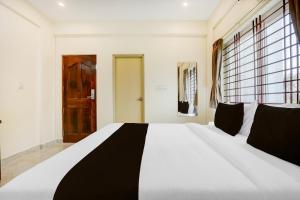 Una cama o camas en una habitación de Super Hotel O PANVITH SUITES near Bangalore International Airport