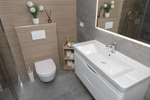 ein Badezimmer mit einem weißen Waschbecken und einer Toilette in der Unterkunft Studio Andrea in Dubrovnik + 37 Fotos
