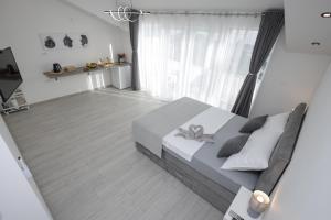 ein Schlafzimmer mit einem Bett und einem großen Fenster in der Unterkunft Studio Andrea in Dubrovnik