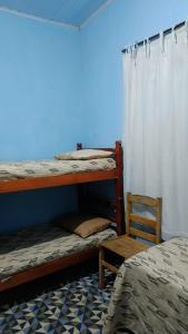 a room with two bunk beds and a chair at Paraíso dás águas in Botelhos