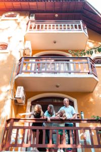een groep mensen die op een balkon staan bij Hotel Pousada do Bosque in Canela