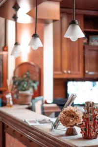 een keuken met een aanrechtblad met drie lampen bij Hotel Pousada do Bosque in Canela +62 foto's