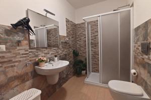 une salle de bain avec douche et lavabo dans l'établissement IzzHome Oasis, à Pula 43 autres photos