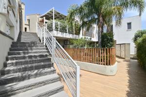 un escalier menant à une maison avec une clôture dans l'établissement IzzHome Oasis, à Pula