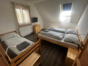Postel nebo postele na pokoji v ubytování Apartmány Kadov 88