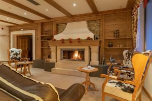 a living room with a fireplace and a couch at Residence Anda in Pozza di Fassa