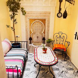 a living room with a couch and a table at Appartement proche aeroport in Marrakech