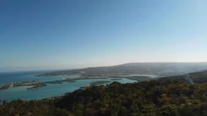 une vue aérienne d'un groupe d'îles dans l'eau dans l'établissement Bayview Luxury Retreats, 