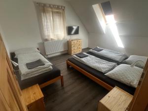 Postel nebo postele na pokoji v ubytování Apartmány Kadov 88