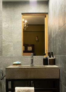 ディリジャンにあるDaravand Guest Houseの洗面台と鏡のあるバスルーム +159枚の写真