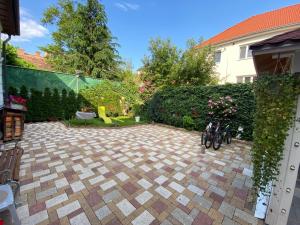 En have udenfor Dadi House